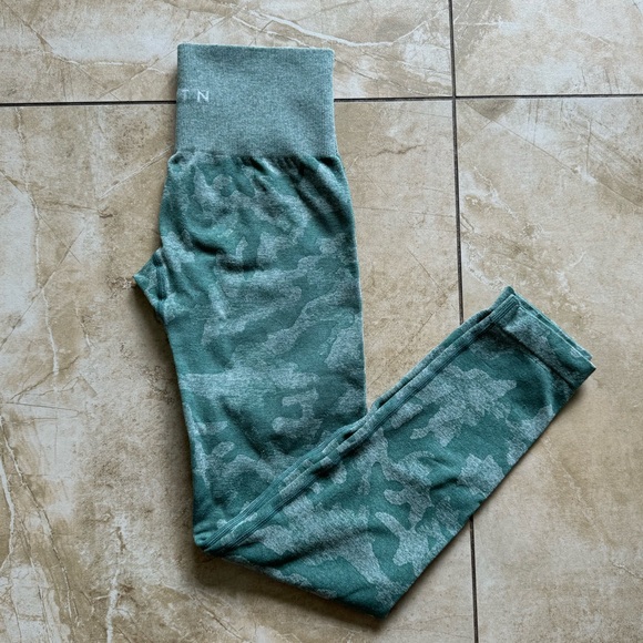 NVGTN Forest Green Camo Seamless Leggings - Picture 9 of 9